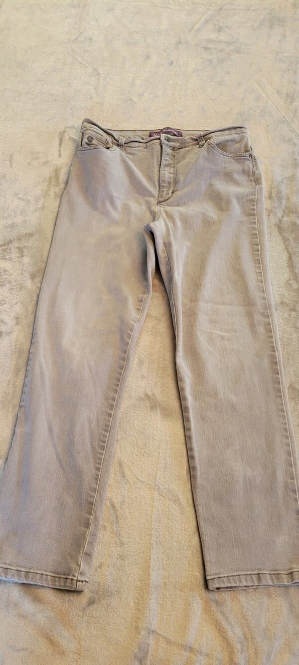 Gloria Vanderbilt Women's Amanda Jeans Size 14P, Average Gray, Tapered, Slimming